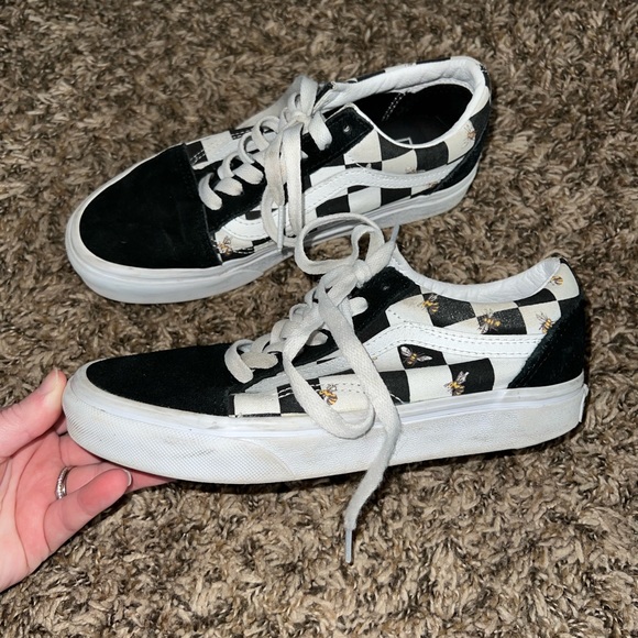 Vans Shoes - Vans Low Top Checkered W Bees Sneakers Size 5.5